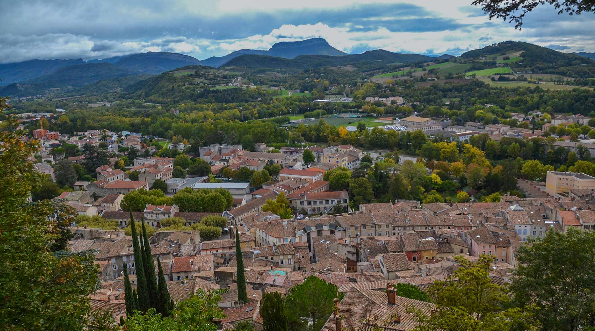 Visiter la ville de Crest : Histoire et lieux d'intérêt